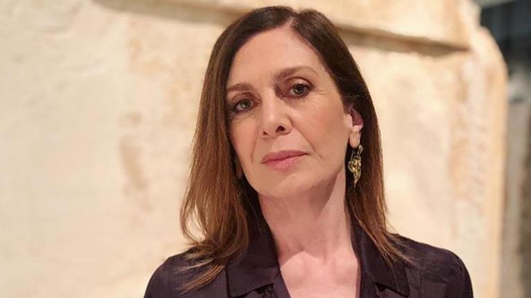 Κατερίνα Διδασκάλου: Η ιδιαίτερη εμφάνιση με μακρύ shirt - dress και cropped παντελόνι