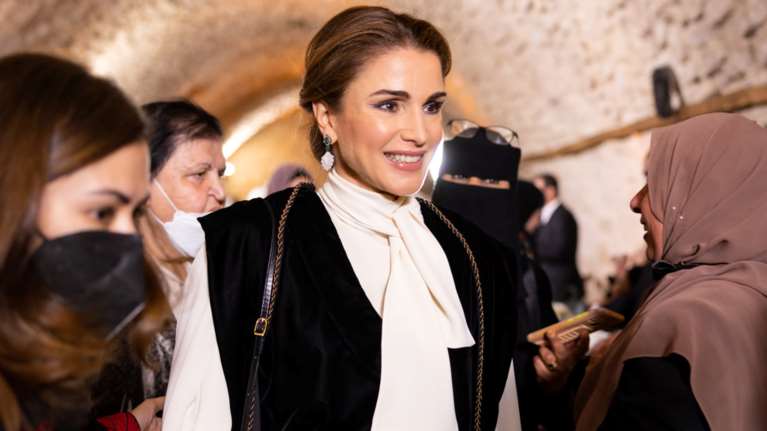 Βασίλισσα Ράνια: Η απίθανη εμφάνιση σε λευκό, μαύρο και χρυσό - Το σεμνό και εκλεπτυσμένο σύνολο