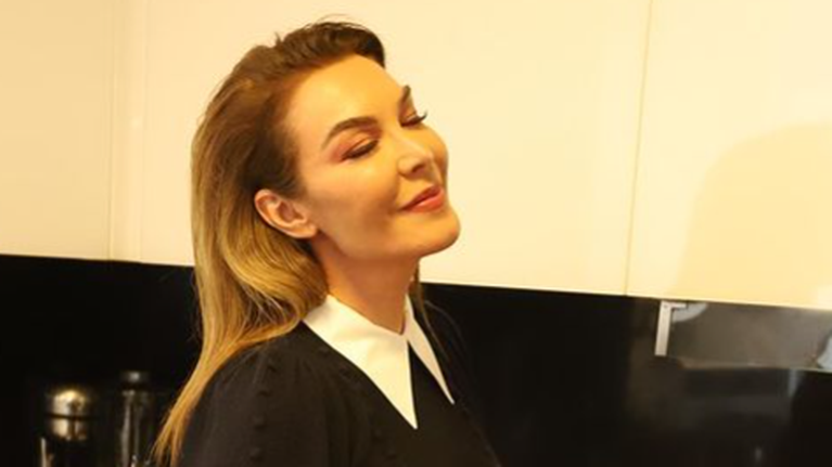 Τατιάνα Στεφανίδου: Μας δείχνει την black and white μοντέρνα κουζίνα της με τις inox λεπτομέρειες