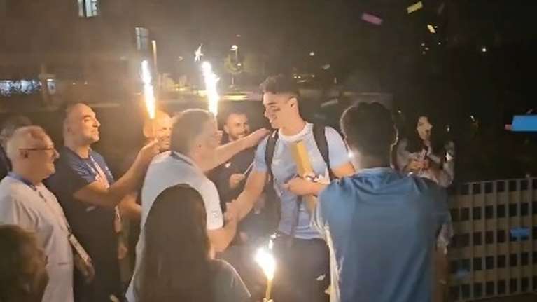 Ολυμπιακοί Αγώνες 2024: Αποθεωτική υποδοχή του ασημένιου Απόστολου Χρήστου - Σφιχτές αγκαλιές και συγκίνηση [βίντεο]