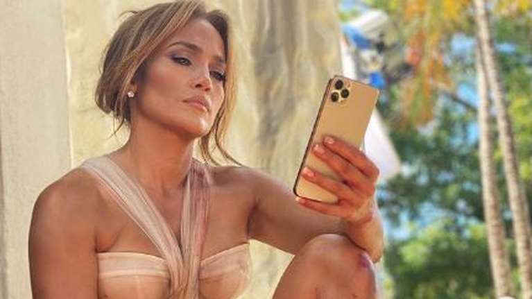 Νύφη με άρβυλα η Τζένιφερ Λόπεζ: Πώς συνδύασε ένα νυφικό με combat boots