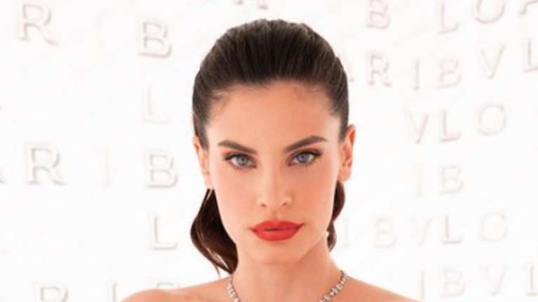 Χριστίνα Μπόμπα: Λαμπερή, με μαύρο κοκτέιλ φόρεμα και εντυπωσιακά κοσμήματα σε βραδινή έξοδο [εικόνες]