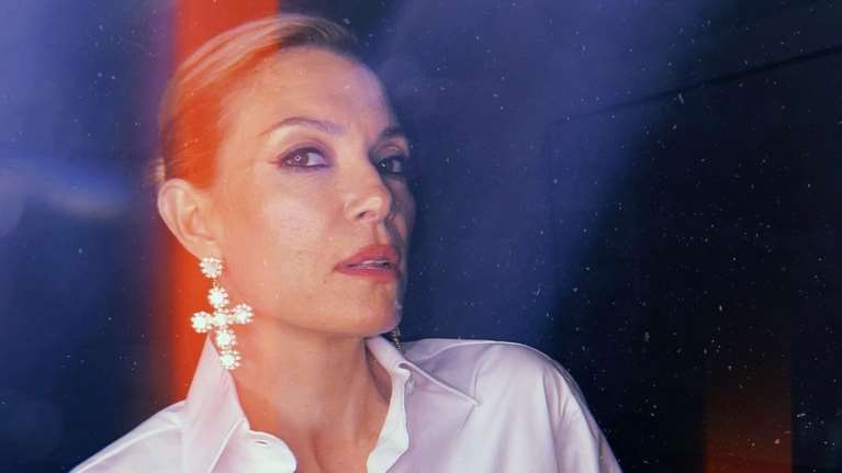 Bίκυ Καγιά: Φόρεσε το ιδανικό σύνολο ως καλεσμένη σε απογευματινό γάμο σε νησί