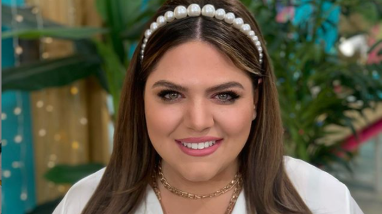 Κλέβει τις εντυπώσεις η Δανάη Μπάρκα με το εμπριμέ μπικίνι της