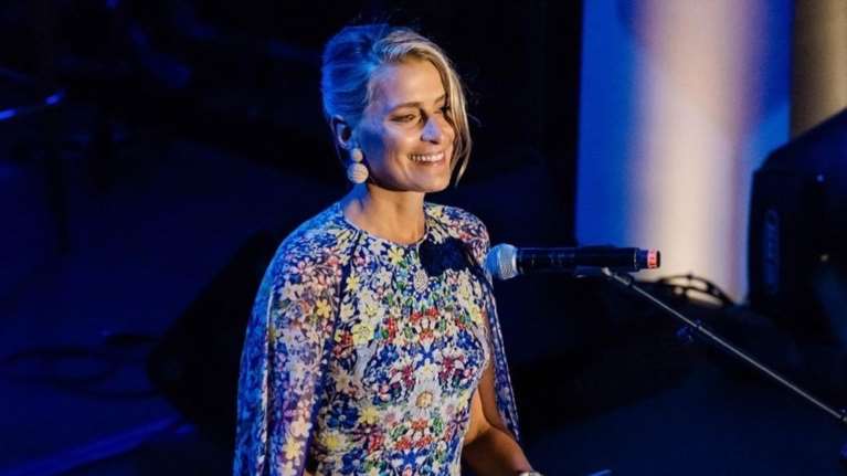 Λευκά Χριστούγεννα για την Τατιάνα Μπλάτνικ: Η απόδραση στα χιόνια και το κομψό look της με μπότες χιονιού και ζεστό outfit