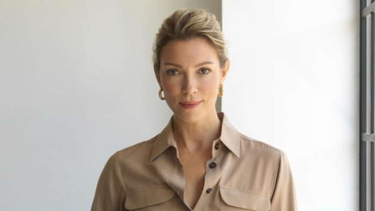 Βίκυ Καγιά: Με το απόλυτο χειμερινό λουκ στο κέντρο της Αθήνας - Μπότες πάνω από το γόνατο και καρό σακάκι