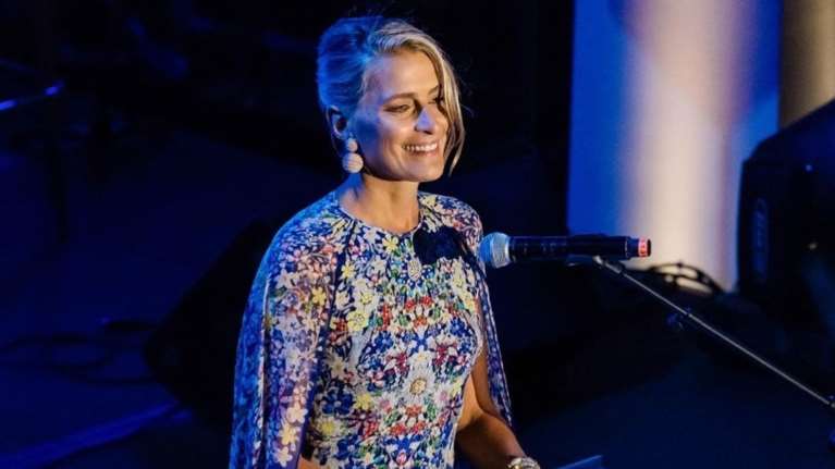 Τατιάνα Μπλάτνικ: Η super chic εμφάνιση με χρυσή πλισέ φούστα και μαύρο πουλόβερ με γούνα στα μανίκια