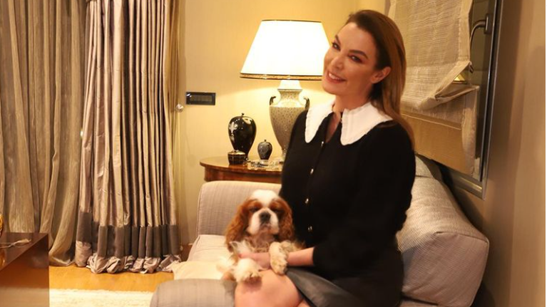 Τατιάνα Στεφανίδου: Στόλισε το χριστουγεννιάτικο δέντρο σε παστέλ τόνους ασορτί με το σαλόνι της