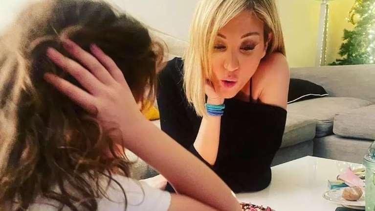 Η Ράνια Τζίμα γιόρτασε τα γενέθλιά της με μια τρυφερή αγκαλιά στην κόρη της - Πόσο χρονών είναι η παρουσιάστρια