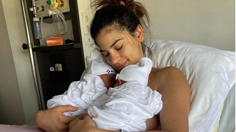 Χριστίνα Μπόμπα: Η στιγμή που μεταφέρεται στο χειρουργείο για την καισαρική - Η αδημοσίευτη φωτογραφία