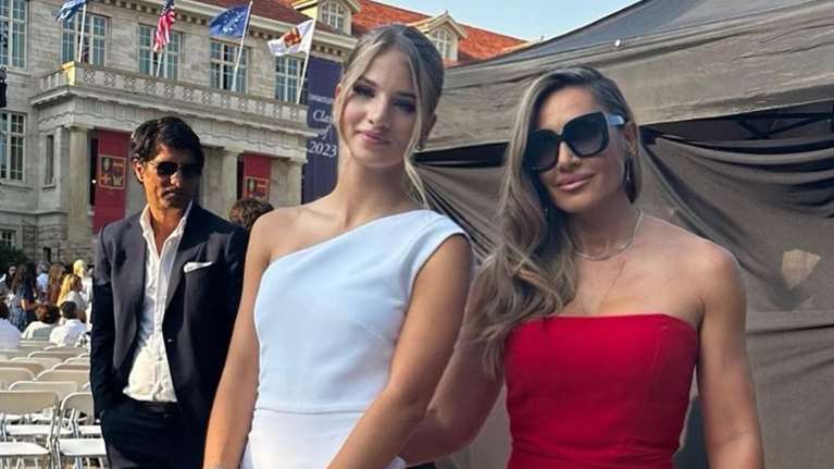 Άννα Μαρία Ίβιτς: Πανέμορφη με μάξι λευκό φόρεμα Celia Kritharioti στην αποφοίτησή της από το Κολλέγιο Αθηνών