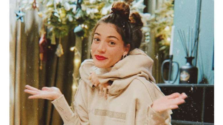 Ήβη Αδάμου: Ποζάρει στο τεράστιο σαλόνι της ντυμένη ασορτί με την τριών ετών κόρη της