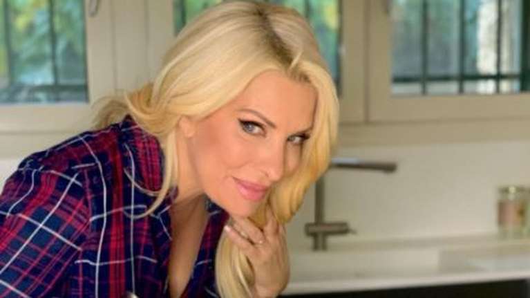 Ελένη Μενεγάκη: Χωρίς ίχνος μακιγιάζ ψωνίζει θαλασσινά για το τραπέζι της Καθαράς Δευτέρας