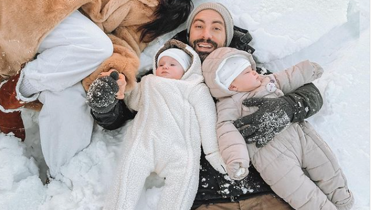 Family moments: Αριάνα και Φιλίππα Τανιμανίδη ποζάρουν ξαπλωμένες στα χιόνια