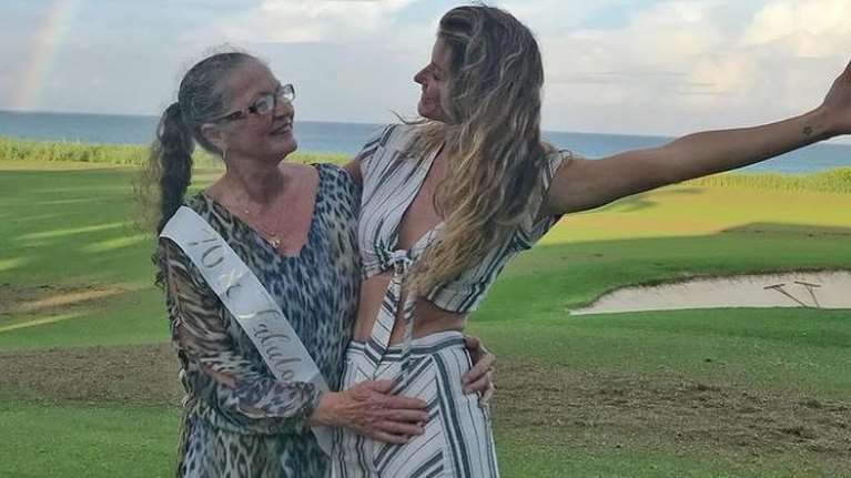 Ζιζέλ Μπούντχεν: Η συγκινητική ανάρτηση για τον θάνατο της μητέρας της από καρκίνο [εικόνες]