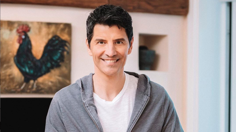 Δείτε τις κούκλες κόρες του Σάκη Ρουβά να φτιάχνουν κουλουράκια [εικόνες]