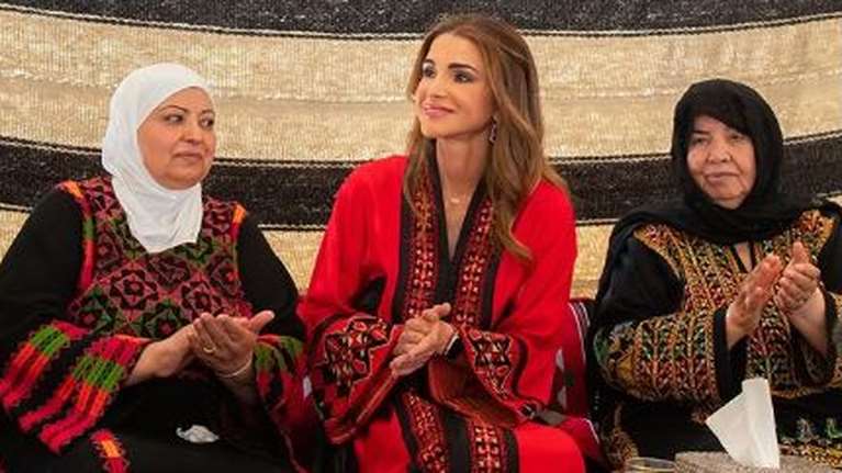 Βασίλισσα Ράνια: Λαμπερή με παραδοσιακό έθνικ φόρεμα με κεντήματα