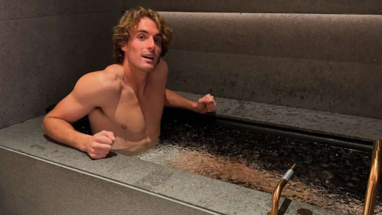 Η αιχμηρή ανάρτηση Τσιτσιπά από τη μπανιέρα του για τα προβλήματα ενός παιδιού με "ναρκισσιστή γονέα"