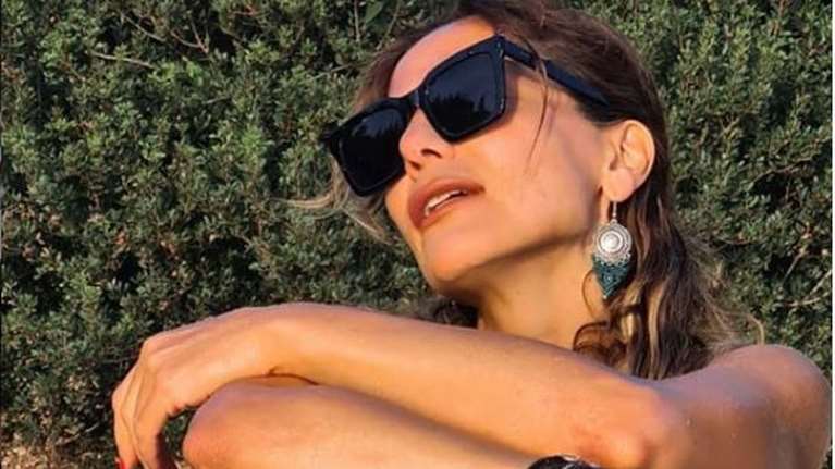 Δέσποινα Βανδή: Ερμηνεύει "το τραγούδι της ερήμου" στην παραλία, με μια κιθάρα [Βίντεο]