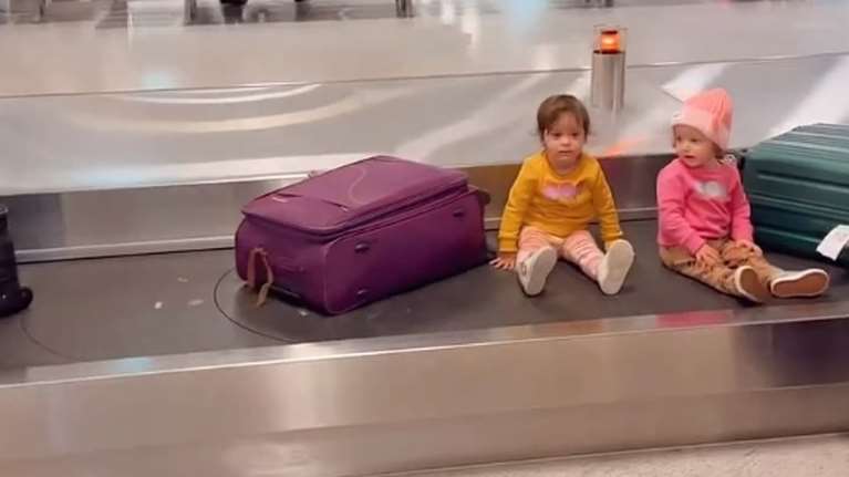 Αριάνα και Φιλίππα Τανιμανίδη: Έκαναν βόλτα στον ιμάντα αποσκευών μαζί με τις βαλίτσες στο αεροδρόμιο