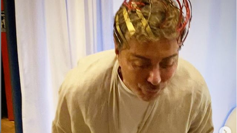 Απίστευτος Λάκης Γαβαλάς: Έκανε ...γενέθλια στον κορονοϊό