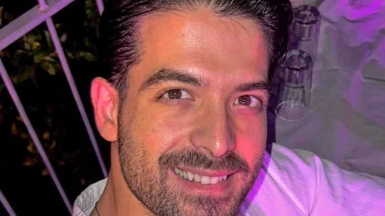 Συνελήφθη ο μουσικός Άρης Μουγκοπέτρος μετά από μήνυση της συζύγου του για ενδοοικογενειακή απειλή