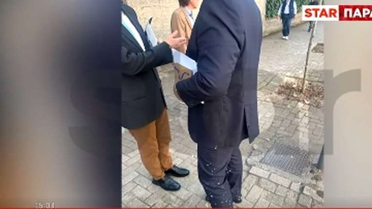 Επεισόδιο με τον Φρέντι Μπελέρη στα Τίρανα: Του πέταξαν γιαούρτια και αυγά έξω από την αλβανική Βουλή [βίντεο]