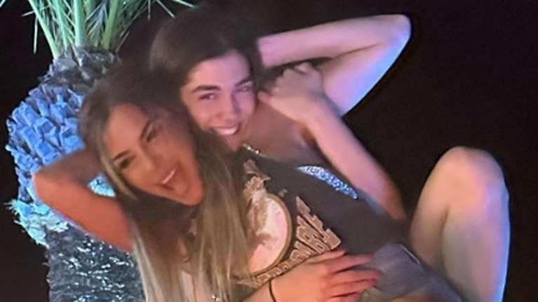 Οι διαφορετικές διακοπές της Δέσποινας Βανδή στην Κρήτη - Μαζί της η κόρη της, Μελίνα Νικολαΐδη [εικόνες]