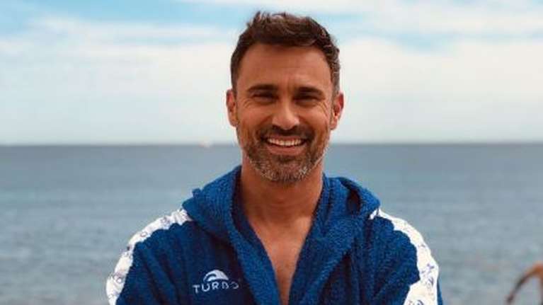 Γιώργος Καπουτζίδης: Το λιτό, πολύχρωμο σπίτι του στην Αίγινα με θέα τη θάλασσα