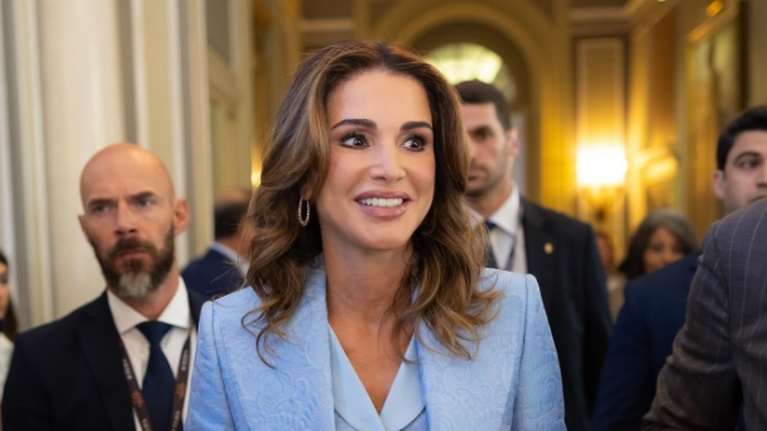 Δυναμική και elegant η βασίλισσα Ράνια: Στην Ιταλία με 2 pieces suit Dolce &amp; Gabbana και τσάντα Louis Vuitton