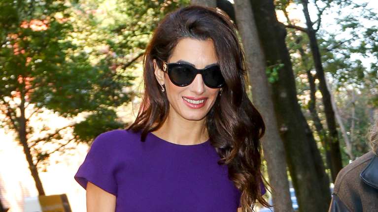 Αμάλ Κλούνεϊ: &quot;Παραδόθηκε&quot; στα χέρια του Έλληνα κομμωτή των διασήμων - Το εκπληκτικό beauty look της