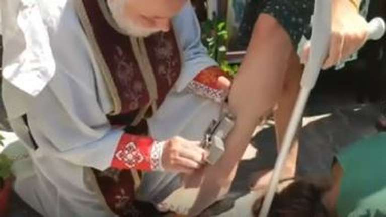 Σάλος με το εκκλησάκι των Αγίων Ισιδώρων στον Λυκαβηττό: Η καταγγελία για &quot;ψευδοθαύματα&quot; και η απάντηση του ιερέα [Βίντεο]