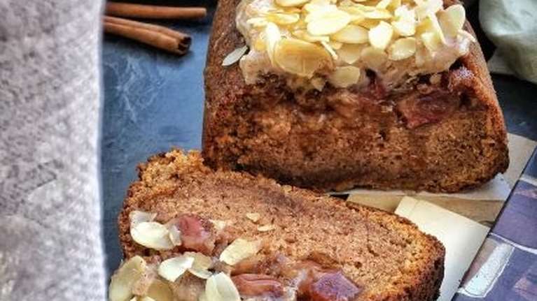 Συνταγή: Κέικ μήλου γεμιστό με καραμελωμένα μήλα και γλάσο κανέλας