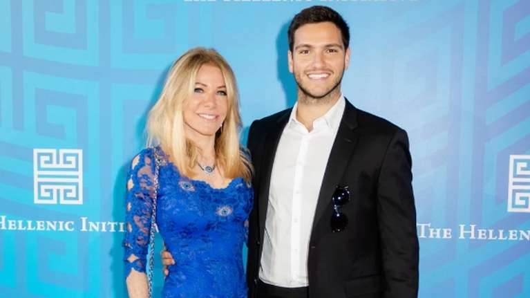 Μαριάννα Λάτση: Με δαντελένιο deux pieces και τον γοητευτικό γιο της Φίλιππο Κούρκουλο σε επίσημη εκδήλωση