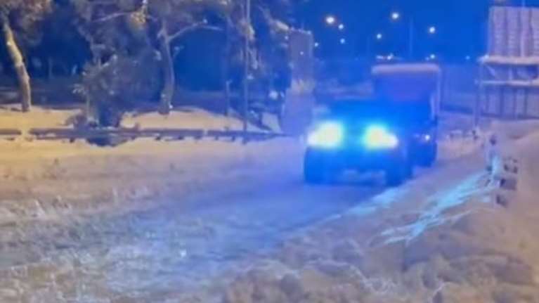 Κακοκαιρία &quot;Ελπίς&quot;: Ο μπασκετμπολίστας Γιάννης Μπουρούσης απεγκλώβιζε όλη νύχτα οδηγούς στην Αττική Οδό