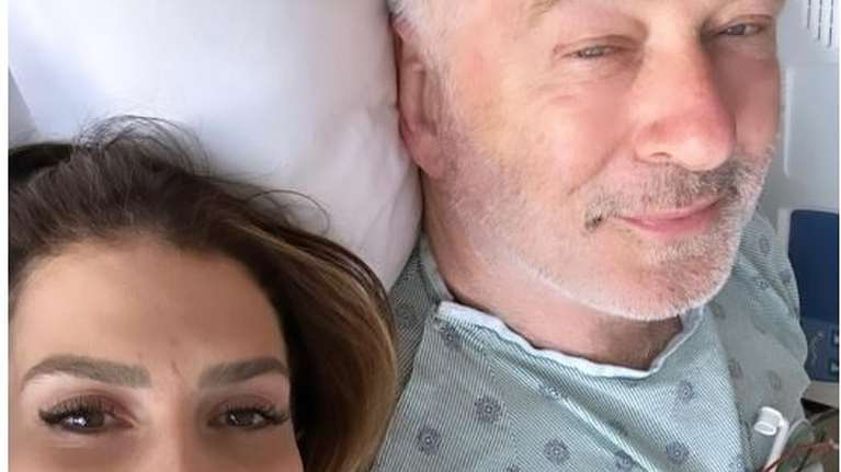 Άλεκ Μπάλντουιν: Εκανε αρθροπλαστική ισχίου - &quot;Έχουμε περάσει τόσα πολλά μαζί&quot; έγραψε η σύντροφός του