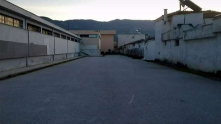 Απίστευτο σκηνικό στον Βόλο: Δρόμος περνά μέσα από... προαύλιο σχολείου [βίντεο]
