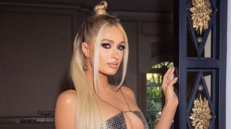 Πάρις Χίλτον: Οι πρώτες φωτογραφίες με τον νεογέννητο γιο και τον σύζυγό της