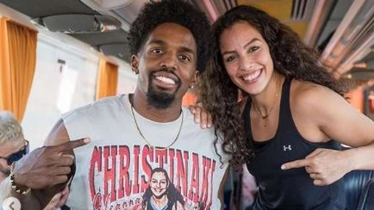 Ο Σακίλ ΜακΚίσικ ντύνεται με Χριστινάκη, Γκουντούρα, Βεζένκοφ και Μπαρτζώκα στη Λαμία