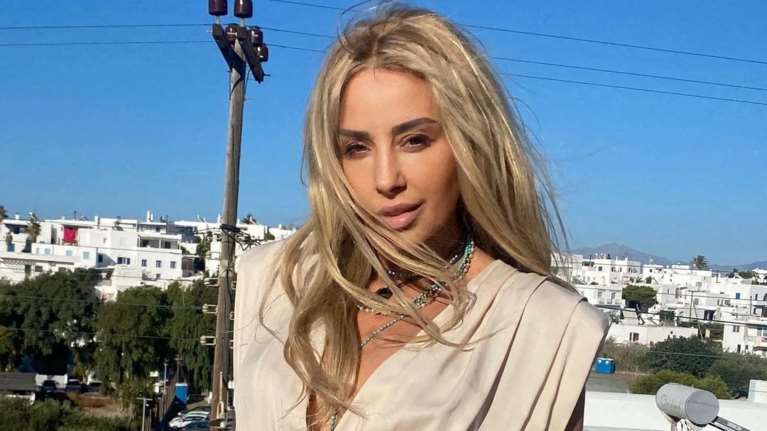 Γωγώ Μαστροκώστα: Τα σούπερ μίνι φορέματα και το hot ολόσωμο μαγιό που φόρεσε στην Πάρο