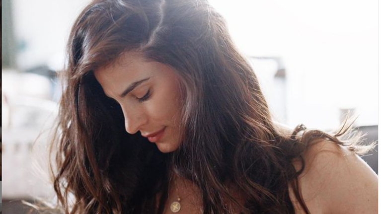 Χριστίνα Μπόμπα: Απαντά στην αρνητική κριτική που δέχτηκε για τη φωτογραφία όπου θηλάζει τα δίδυμα