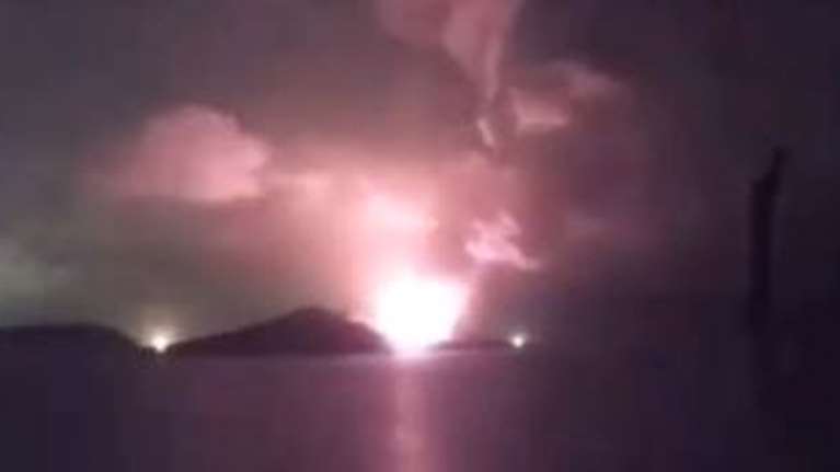 Ινδονησία: &quot;Βρυχήθηκε&quot; και πάλι το ηφαίστειο Ανάκ Κρακατόα - Τεράστιο σύννεφο τέφρας 3 χιλιομέτρων [Βίντεο]