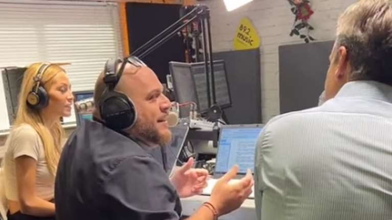 Η &quot;εισβολή&quot; Μητσοτάκη στην εκπομπή του Φάνη Λαμπρόπουλου - Ο χιουμοριστικός διάλογος για το Pulp Fiction και τη Disney [βίντεο]