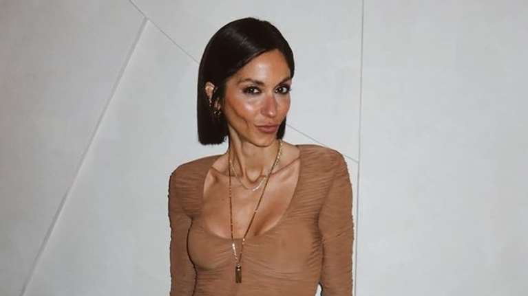 Σοφία Καρβέλα: Το εορταστικό δείπνο στη Νέα Υόρκη, το ντραπέ φόρεμα και ο γοητευτικός μελαχρινός σύντροφός της που είδαμε για πρώτη φορά