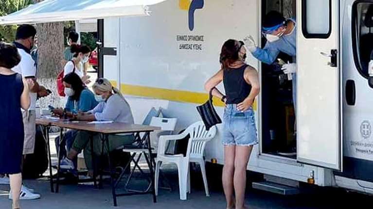 Κορονοϊός: Κατακόρυφη αύξηση στα κρούσματα στη Γλυφάδα μετά τα πάρτι στην παραλιακή- Ουρές για να κάνουν τεστ