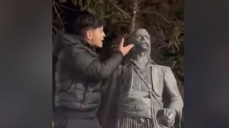 Θεσσαλονίκη: Σάλος με νεαρό που βανδάλισε ανδριάντα - &quot;Δεν ήξερα ποιος είναι, θα ζητήσω ταπεινά συγγνώμη&quot; [βίντεο]