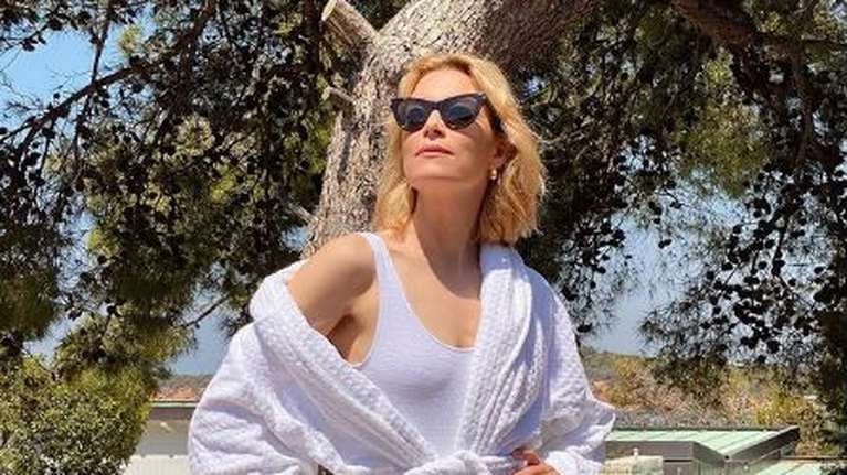 Βίκυ Καγιά: Ποζάρει με λευκό ολόσωμο μαγιό - Αψεγάδιαστη στα 42 της