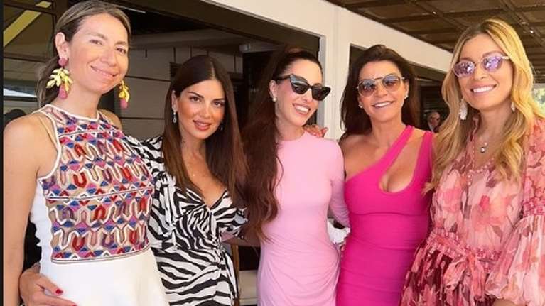 Εφοπλιστική βάφτιση στη Βουλιαγμένη: Η κούκλα μαμά με το ροζ φόρεμα, οι διάσημες φιλενάδες της και το γεύμα σε χλιδάτο εστιατόριο