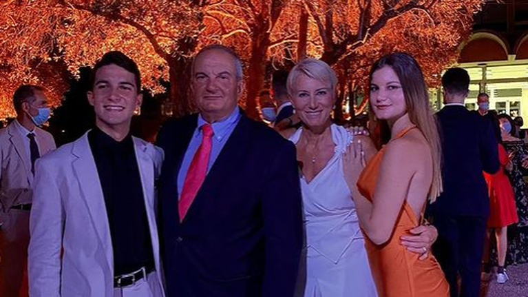 Νατάσα Παζαΐτη - Αλίκη Καραμανλή: Απαστράπτουσες με μάξι στην τελετή αποφοίτησης