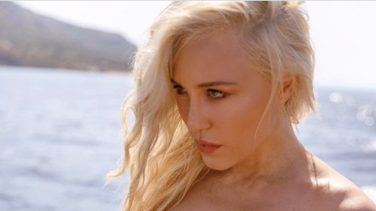 Πηνελόπη Αναστασοπούλου: Εντυπωσιακή με κόκκινο μπικίνι σε σκάφος [εικόνες]